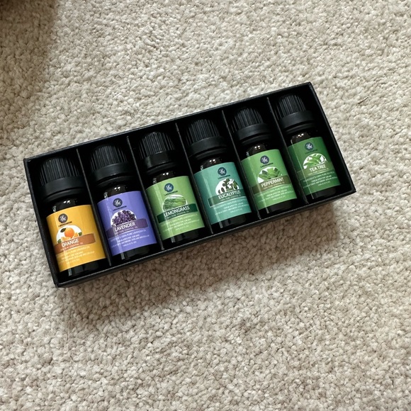 Essential oils and diffuser - Picture 2 of 3